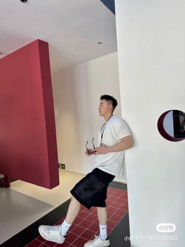 prada 罗马拼接尼龙口袋短裤 面料：采用40支罗马五明面料.该款面料由五层柔布复合.420克重磅面料. 面料做了冰凉工艺.上身不闷热.保持立体版型的同时又不