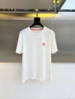 爱马仕、 2025春夏最新款男士圆领短袖T恤衫，休闲剪裁棉质运动衫，简单大方，标志性的徽标，采用3D立体刺绣工艺，精致考究，饱满有型，强烈地凸显出品牌的个性与文