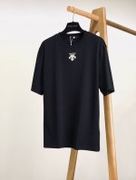Descente 迪桑特 2025Ss春夏新品 休闲套头短袖，前幅烫金标识，辨识度极高，完美的符合 最新系列风格的时尚理念，体验最新风情！！甄选高支纯棉面料，上