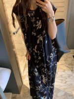 高级大货主推款假日氛围 唯美气质花卉印花连衣裙 圆领设计温婉雅致，领口处的收褶设计独具匠心，增添了层次感与立体感，同时修饰颈部线条，衣身采用的动态失焦花卉印花，