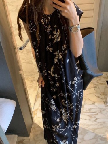 高级大货主推款假日氛围 唯美气质花卉印花连衣裙 圆领设计温婉雅致，领口处的收褶设计独具匠心，增添了层次感与立体感，同时修饰颈部线条，衣身采用的动态失焦花卉印花，