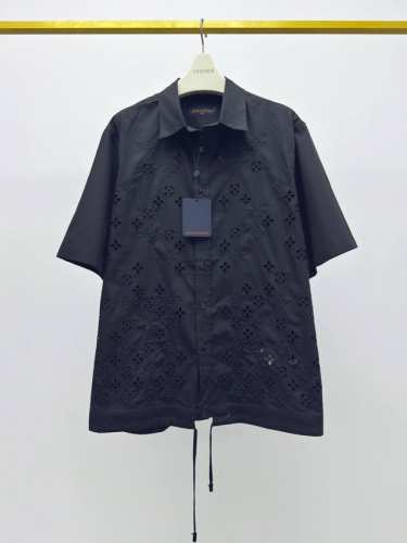 lv-Z， ,L*Uis Vuitton 25Ss春夏新品 镂空短袖衬衫 棉质面料 刺绣镂空工艺 Logo扭扣开合门襟 后龟背有方形白色贴布绣 宽松版型 男女同