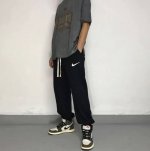 nike耐克经典小钩百搭宽松运动卫裤束脚裤休闲裤子 ｜无敌版型｜｜男女同款｜ 面料采用超高品质华棉 最大的优点就是亲肤性跟保形性好 顶级面料带来超舒适上身感受