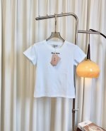 miu**新款刺绣徽标Logot-Shirt 定制纯棉面料 质感好 舒适透气 采用刺绣徽标Logo点缀 精致时尚 小版型 外穿内搭都超赞 最高品质 欢迎对比 白