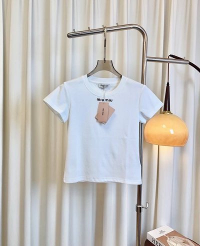 miu**新款刺绣徽标Logot-Shirt 定制纯棉面料 质感好 舒适透气 采用刺绣徽标Logo点缀 精致时尚 小版型 外穿内搭都超赞 最高品质 欢迎对比 白