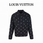 Louis Vuitton Lv 渐变全刺绣字母套装牛仔夹克外套 采用水洗黑色牛仔布制成，全身刺绣有Lv Blason 图案，采用精致的渐变处理，流行色彩从浅绿
