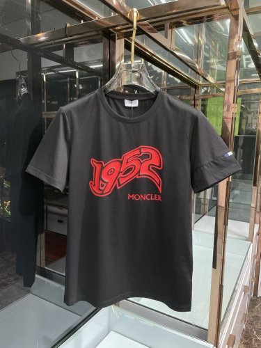 蒙口春夏新品经典1952标志Logo植绒印花短袖T恤 胸前饰1952字样硅胶印花 一种独特的印花材料 告别以往的普通印花工艺 不脱皮 不开裂 更具有立体感 柔顺