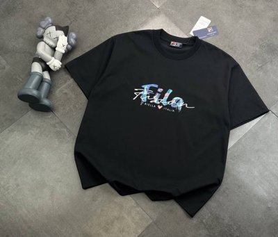 潮牌Fila斐乐官网同款同步短袖 胸口Logo点缀胸前 简约又不失时尚感 一眼就狠狠拿捏住了 正肩版型对各种身材都很友好 穿起来整个人显得挺拔又精神 瞬间男友力