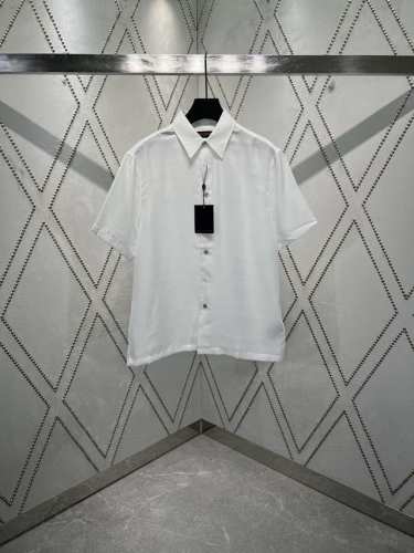 驴家 25Ss新款短袖衬衫取材莹泽桑蚕丝，以 Damier 提花和 Marque L.Vuitton DéposéE 标识烘托丰盈肌理，再借珠光纽扣点睛细节。昼