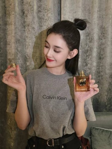 上新 凯文克莱Ck限定刺绣Logo小象灰短袖T 这个灰色很吸引人象灰色巨显白！ 字母Logo和面料撞色设计 调色也太太太好看了吧 随便搭配都是万金油穿搭慵懒高级
