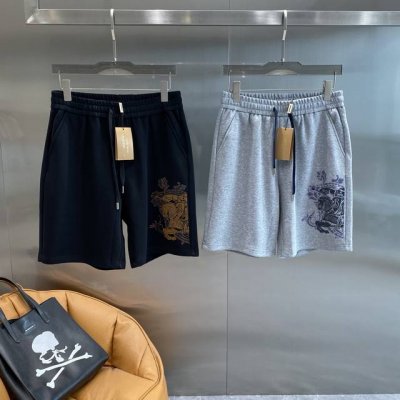 巴家 巴宝莉黑色短裤 夏日酷帅个性之选 经典黑色 百搭又耐脏 裤身一侧精致的金色图案 充满艺术感 为整体增添了独特魅力 低调中尽显奢华 松紧腰搭配抽绳 M-3X