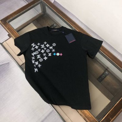 Louis Vuitton Lv 路易威登 25Ss夏季新款圆领短袖T恤！270克重磅高端纯棉面料，手感质感都极完美！修身裁剪设计干净利落！时尚又好看！走线做工
