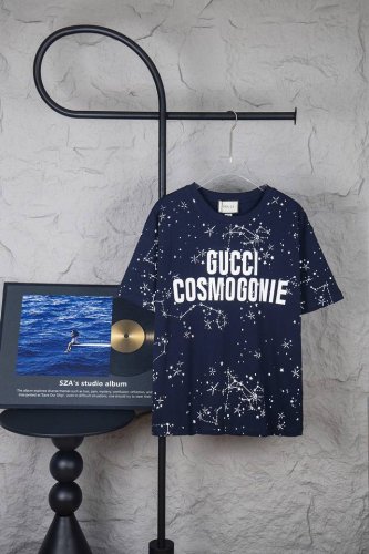 款号 M078 Gucci 古驰24雪花满印字母圆领短袖 面料采用32支双纱280克高克重纯棉面料配套1X1螺纹 久洗不变形 颜色 杏 藏青 尺码 S-Xl