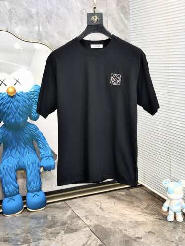罗意威。穿200斤。宽松版 顶级货品2025春夏新款首发专柜最新款短袖圆领T恤 高端订制 设计前卫时尚！品牌Logo重工艺设计 高端定制天丝面料.手感柔软.穿着