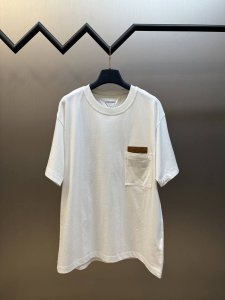 Bv 编织皮革口袋短袖 纯棉质织物组织结构为平纹 面料的织物表面平整细腻 质地紧密 具有良好的吸湿透气性和舒适性 能够保持干爽舒适 由于其紧密的纺纱工艺 它也具