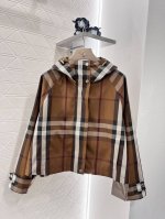 P440Burberr* 2025新品上架 连帽格纹冲锋外套 定制Yb进口冲锋尼龙材质 质感挺括有型 亲肤防风 连帽拉链廓形冲锋外套 通体经典深棕色格纹满印 胸
