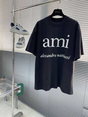 当下在时尚圈出镜率极高的法国休闲品牌Ami，以轻松随意的巴黎魅力为灵魂，独有的 De Coeur 字母爱心为标识，让众多明星达人都成为热衷的粉丝。 春夏新款设计