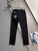 Lv2025夏季新款修身牛仔裤长裤，采用进口客供日本Denim平纹棉质牛仔面料梭织生产，三标齐全，简约不失大气，柔软细腻舒适，上身百搭时尚 码数：28-38 下