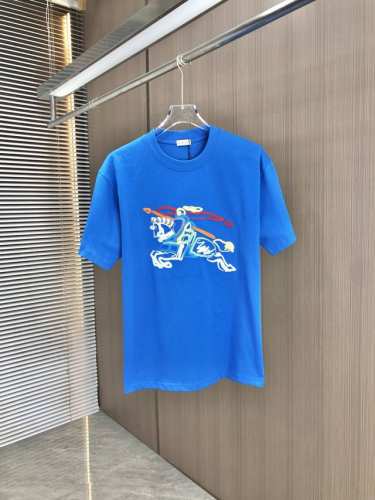 Bur巴宝莉 2025春夏新款 圆领短袖 战马撞色锁链绣花 采用高克重320克双纱精梳棉面料 微宽松版型 面料手感柔软厚实 男女同款 颜色：黑 白 蓝 码数：S
