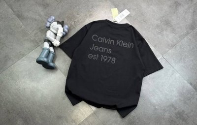 潮牌Ck胸前小标贴布凹凸绣短袖T恤！ ：240G双纱潮牌专用棉，纹理清晰，质感满满，同缸定染1×1无色差精密纯棉螺纹，层搭叠穿，自留好货，强烈推荐~所有的辅料全