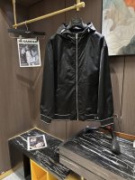 p420 阿玛尼25S王牌新款饰休闲隐藏式连帽立领外套…………最新款基础百搭休闲外套，经典的颜色可以搭配不同的风格与造型，品质绝对值得信赖！ 甄选客供聚酯纤维制