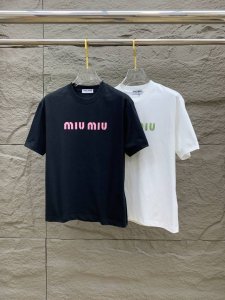 Ssmiu家纯棉最新面料经典标识图案Logo时尚简约潮流短袖，最顶级的品质专柜原单短袖，顶级制作工艺进口面料，专柜款独特设计，采用进口高端订制面料。官网在售！面