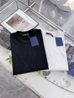 lv夏季新品，全新洗水刺绣工艺，高定面料 玉蚕丝般的丝滑 时尚经典圆领短袖时尚单品设计，更加时尚舒适，高标准定制，上身非常有型，客供辅料，客供进口高档面料质感非