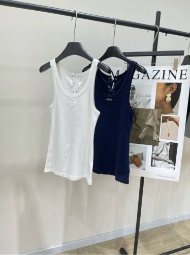 三角标绑带小背心 ，面料：全棉 颜色：白色、藏蓝 pra25春夏新品系带蝴蝶结 背心出货王炸设计感 3D剪裁出型效果 量身定做般的舒适 万能百搭 时髦洋气、露腰