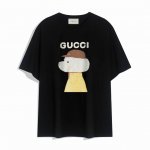 Gucci古驰新款短袖T恤,简单的设计看起来特别大方 版型剪裁特别有讲究 上身很洋气显瘦内搭外穿都看高密针织圆领设计 平整简约 亲肤透爽 T恤面料的柔软性舒适性