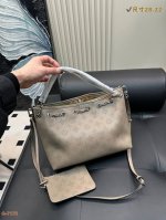 Lv 路易威登新款链条购物袋包配有两条肩带，旬手提可斜挎~ 包内配零钱包包扣挂钩设计 安全实用包身老花暗花设计，高级感满满日常出街回头率百分之百！！ 尺寸28.