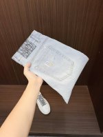 Dior 迪奥 男士丹宁牛仔裤 官宣画册海报穿搭款 客供高级进口的丹宁原色面料 特选日本冈山纯正13Oz 盎司牛仔布料 重磅环保植物酵素水洗工艺 肌理有着淡淡的