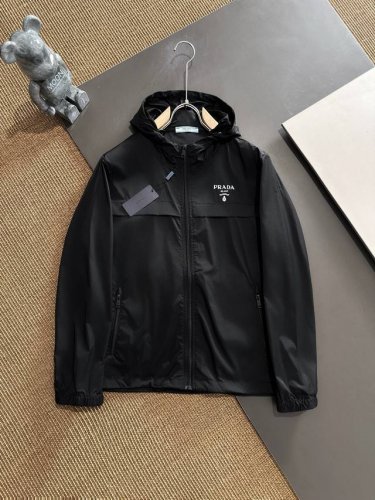 pins Prada 经典款机能休闲外套拉链防水设计、普拉达防晒面料和谐又时尚没有违和感、亚太地区订单台湾外贸公司原单货产地意大利、材质精致细腻似乎是普拉达专利