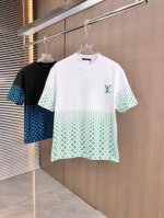 LV 路易威登 2025春夏新款 圆领短袖 彩拔对色印花挨针刺绣工艺 后面车小黄标Logo 采用高克重320克双纱精梳棉面料 微宽松版型 面料手感柔软厚实 男女