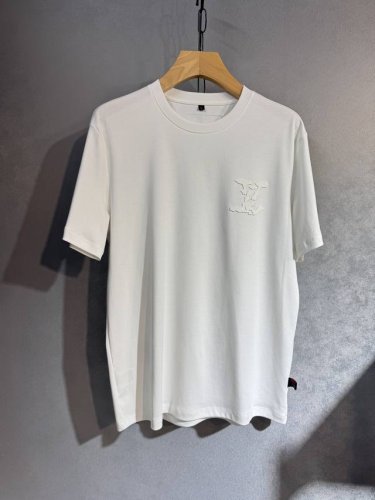 lv 路易威登 25Ss新款春夏短袖 最高版本客供定制高端丝光棉面料 简单时尚款，螺纹拼色螺纹配色超级好看！经典Logo的设计 简单大方的款式！满满的高级感，四