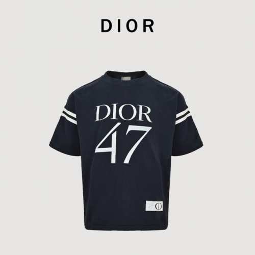 dior 迪奥 25Ss Cd47字母印花短袖 面料采用21支双精梳紧密纺纱，洗后310克加密平纹布，运用进口防掉色活性染料对板定染对色，袖口织带采用提花罗纹横