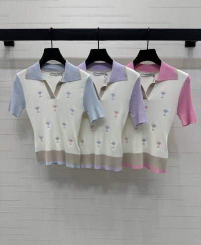 上新原单高端品质 Dio* 2025春夏新款系列 刺绣彩色蜜蜂Cd翻领针织短袖 定制羊毛纱线织造 细腻肌理 透气舒适 翻领搭配鸡心V领针织短袖剪裁 领口条纹勾勒