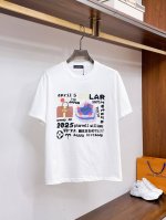 Lv夏季新品，全新工艺，高定面料 玉蚕丝般的丝滑 时尚经典圆领短袖时尚单品设计，更加时尚舒适，高标准定制，上身非常有型，客供辅料，客供进口高档面料质感非常细腻，