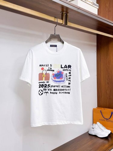 Lv夏季新品，全新工艺，高定面料 玉蚕丝般的丝滑 时尚经典圆领短袖时尚单品设计，更加时尚舒适，高标准定制，上身非常有型，客供辅料，客供进口高档面料质感非常细腻，