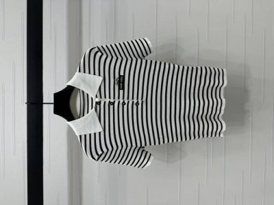 上新原单高端品质 Miumi*2025春夏最新系列！撞色条纹翻领针织短袖！定制羊毛纱线织造 质感高级舒适 翻领针织短袖剪裁 前襟纽扣半开襟随心调节 大身黑白细条
