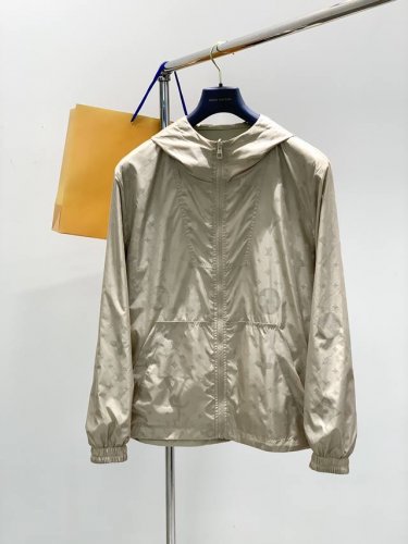 Louisvuitton 路易威登，2025春季最新款，专柜同步有售，原单狠货，时尚休闲两面穿连帽外套，上身很有特点！吸睛而有亮点，进口原版面料，顶级刺绣提花工