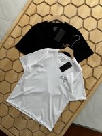 根据搜索结果，始祖鸟 Arc'teryx Multi Bird Logo Ss 后背字母Logo图案印花美式复古圆领短袖T恤男款 设计亮点：这款T恤采用美式复古
