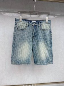 迪奥 25S新款潮男时尚休闲牛仔短裤，高端欧版原单，潮流时尚休闲 透气舒适度高，细节无可挑剔，品牌元素设计理念，体现高品质。呈现休闲裁剪，上身版型超赞！ 码数：