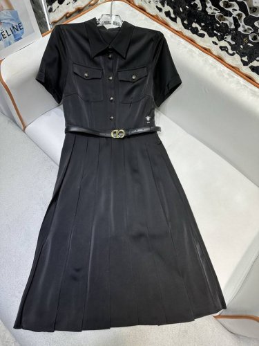 dior* 25Ss春夏新款 翻领连衣裙 单排扣压褶裙摆 双口袋Cd小蜜蜂装饰 搭配腰带 醋酸面料 两色三码Smlxl