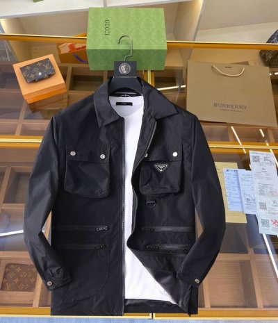 普拉达 春季新款休闲夹克外套，最新时尚休闲拉链夹克，时尚连帽夹克外套基础常规的连帽夹克版型裁剪，上身百搭简约不挑人，轻松应对各种场合与环境，属于日常通勤必备的臻