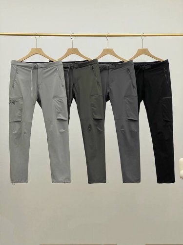 始祖鸟Arc'teryx 柜子同款软壳冲锋裤 裤子的版型线条感，全身多处拼接，更加能修饰腿型，松紧腰高弹力，上身舒适有型，科技面料版型做工都极好 采用科技型透气