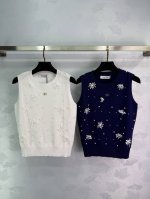 华伦Valentin*2025新品上架 钉珠雪花针织背心 定制Yb羊毛纱线织造 弹力舒适 透气好穿 圆领针织背心剪裁 美化头肩比例更显瘦 领前标志性金属字母徽标