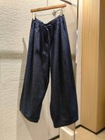 码数：S M L 25Sss新款 休闲桶型抽绳牛仔裤 采用100%优质高密棉质面料、休闲版型桶形抽绳腰边牛仔裤 下半身的宽松感让人感觉无比舒服
