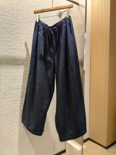 码数：S M L 25Sss新款 休闲桶型抽绳牛仔裤 采用100%优质高密棉质面料、休闲版型桶形抽绳腰边牛仔裤 下半身的宽松感让人感觉无比舒服