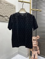 上衣 Fend 丝光植绒短袖套装 采用原版60支丝光珠地面料. 定制面料 布匹植绒+普洗去毛. 面料定制纱. 长线棉织出后采用后加工定点珠洞. 原版1：1效果.
