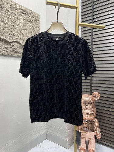 上衣 Fend 丝光植绒短袖套装 采用原版60支丝光珠地面料. 定制面料 布匹植绒+普洗去毛. 面料定制纱. 长线棉织出后采用后加工定点珠洞. 原版1：1效果.